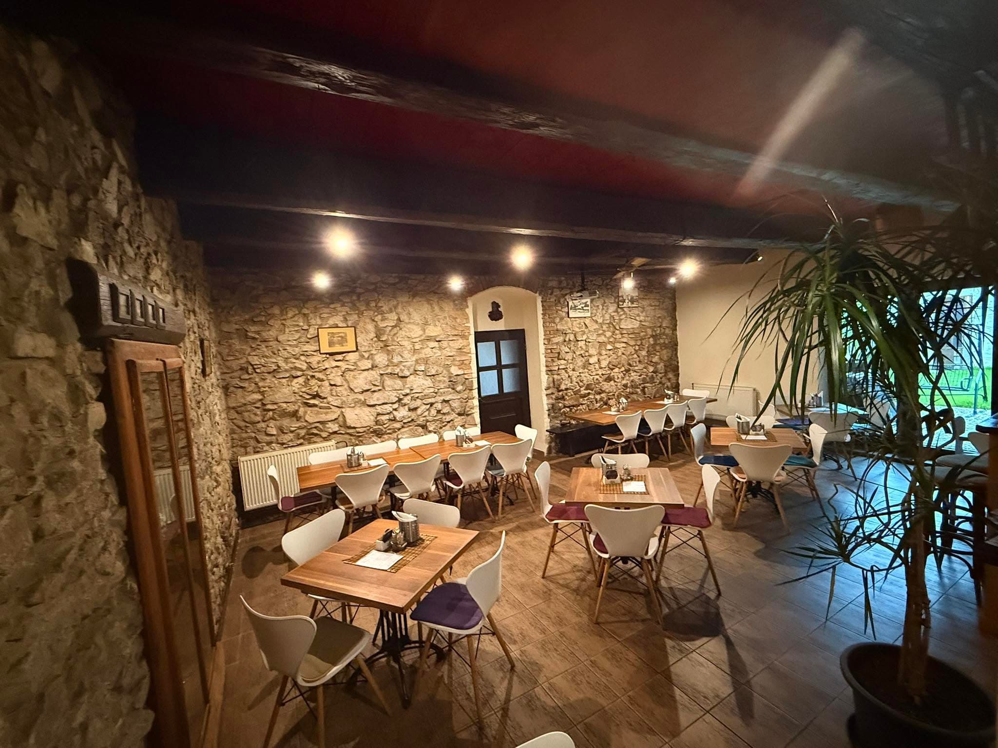 Interiér restaurace U Maxe – kamenný sál